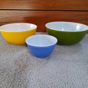 Vintage Pyrex  3 Bowl Set, green, yellow and blue